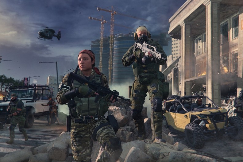 Modern Warfare 3: soldiers preparing for battle in a war-torn area.